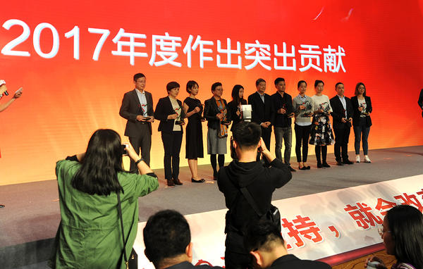 4河南省体彩中心党支部书记王海新（左二）代表单位领奖